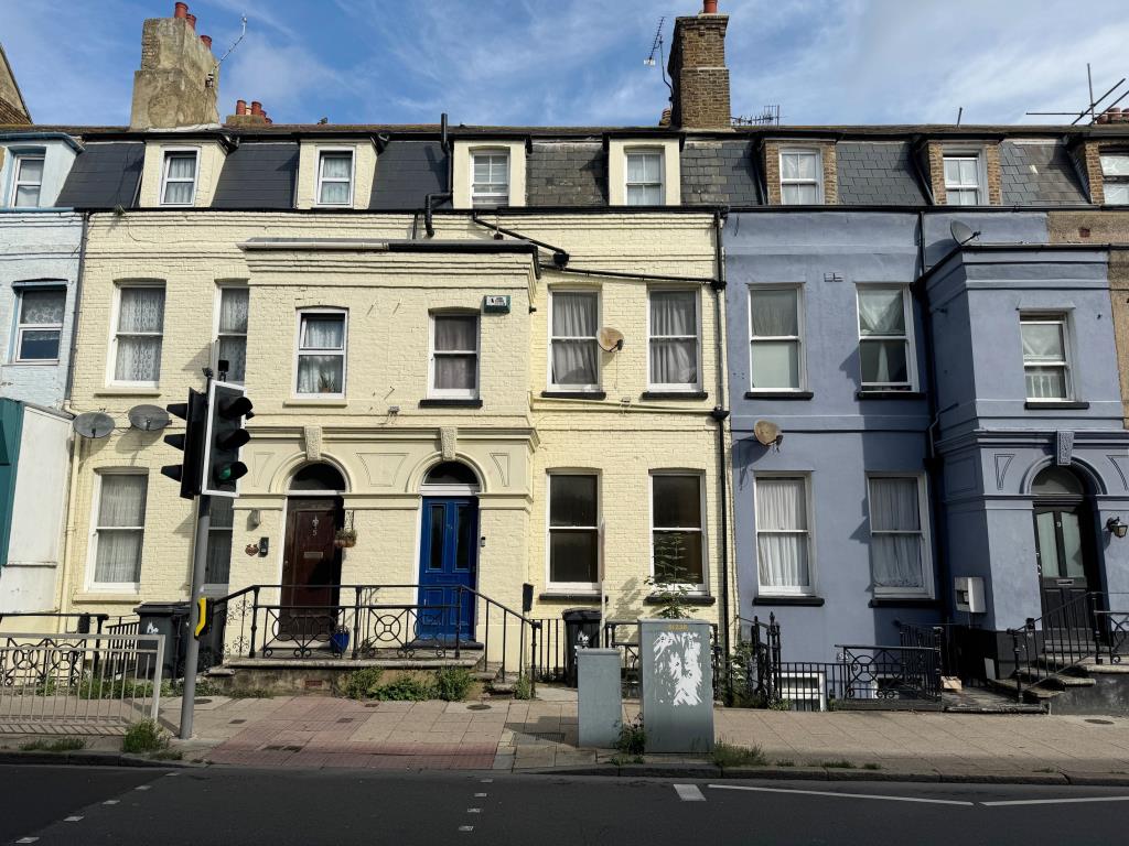 Lot: 21 - FREEHOLD TWO-BEDROOM GARDEN MAISONETTE PLUS GROUND RENT - Front of property